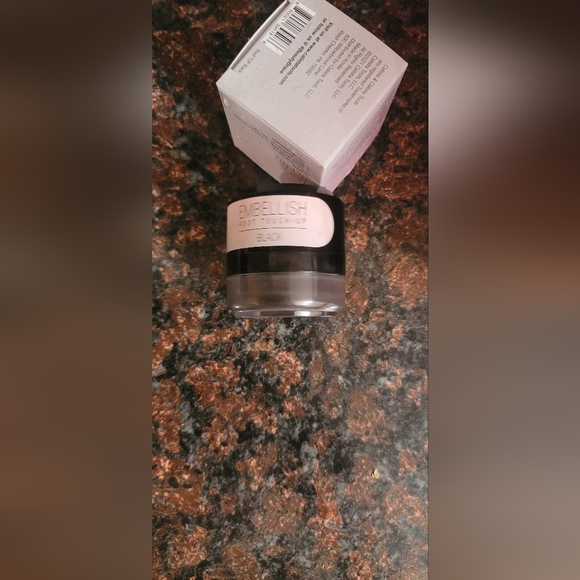 Root touch up temporary gray root cover and concealer - Picture 3 of 7